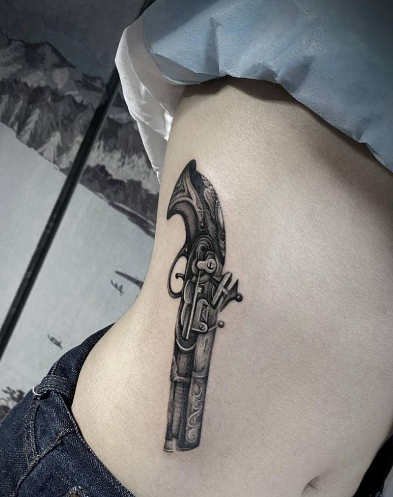 枪纹身图片_腹部腰部点刺欧美写实素描纹身图案