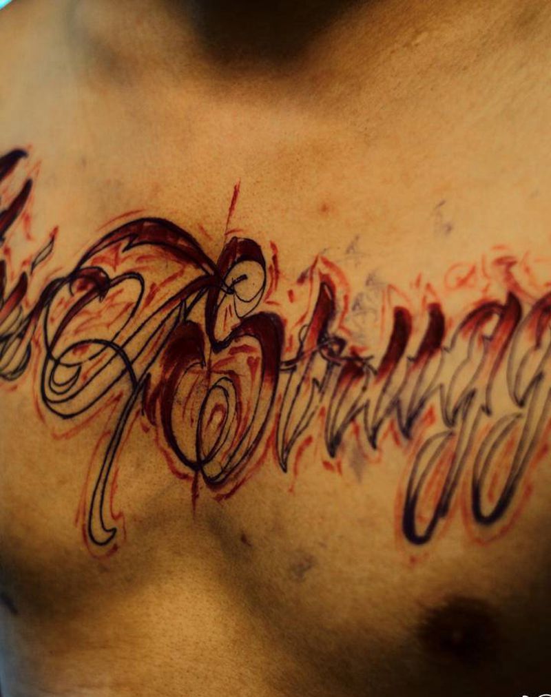 前胸花体纹身图片_胸部花体字纹身图案