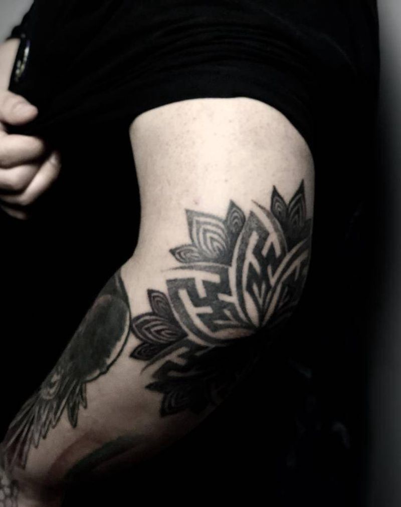 爆个肘子吧纹身图片_手臂点刺纹身图案