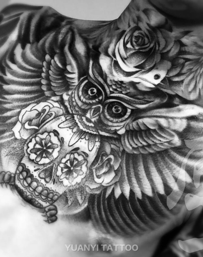 花胸纹身图片_胸部欧美写实点刺猫头鹰骷髅翅膀纹身图案