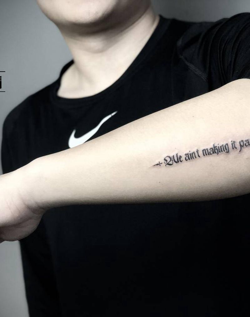 我们活不过21岁纹身图片_手臂点刺花体字纹身图案