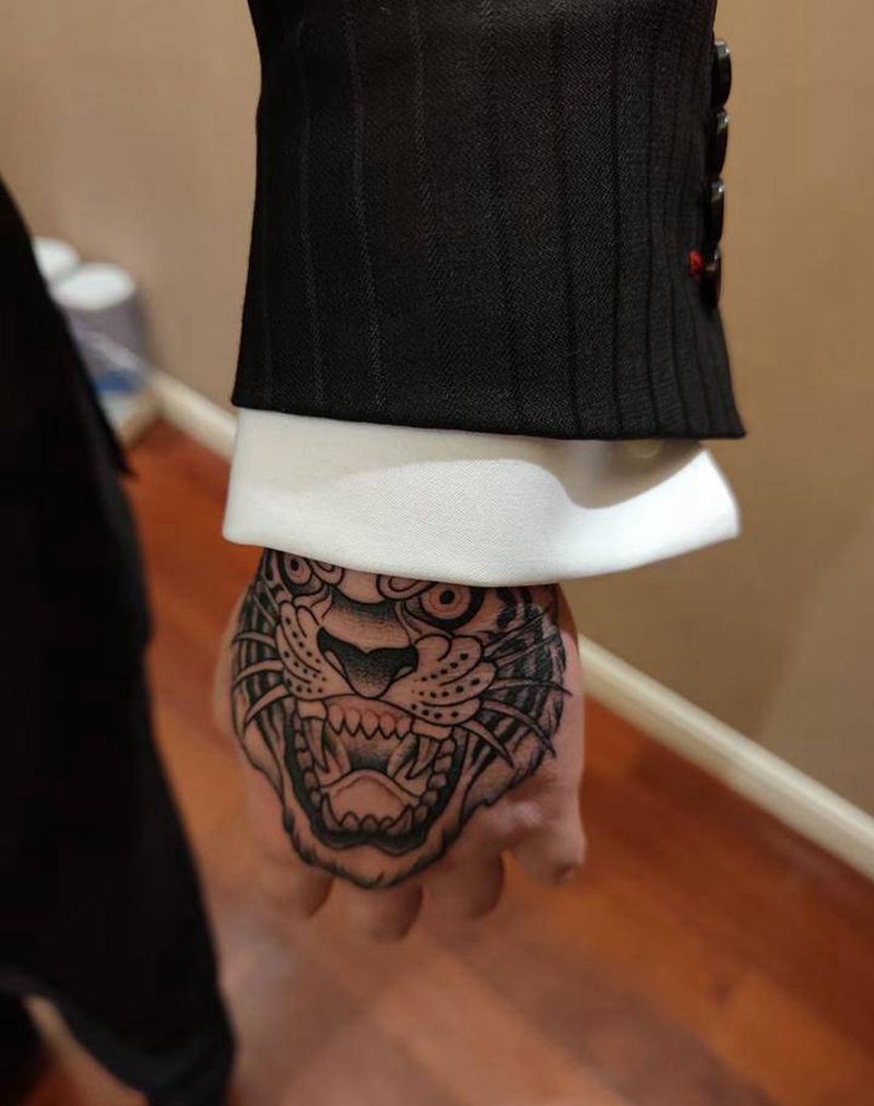 手背老虎纹身图片_手部Old School纹身图案