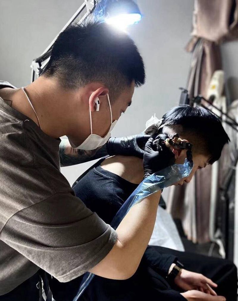 花体字修改纹身图片_颈部花体字纹身图案