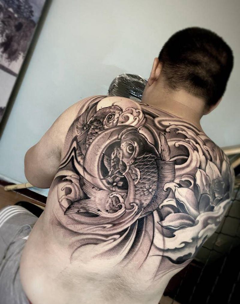 半背锦鲤遮盖纹身纹身图片_背部老传统新传统锦鲤莲花纹身图案