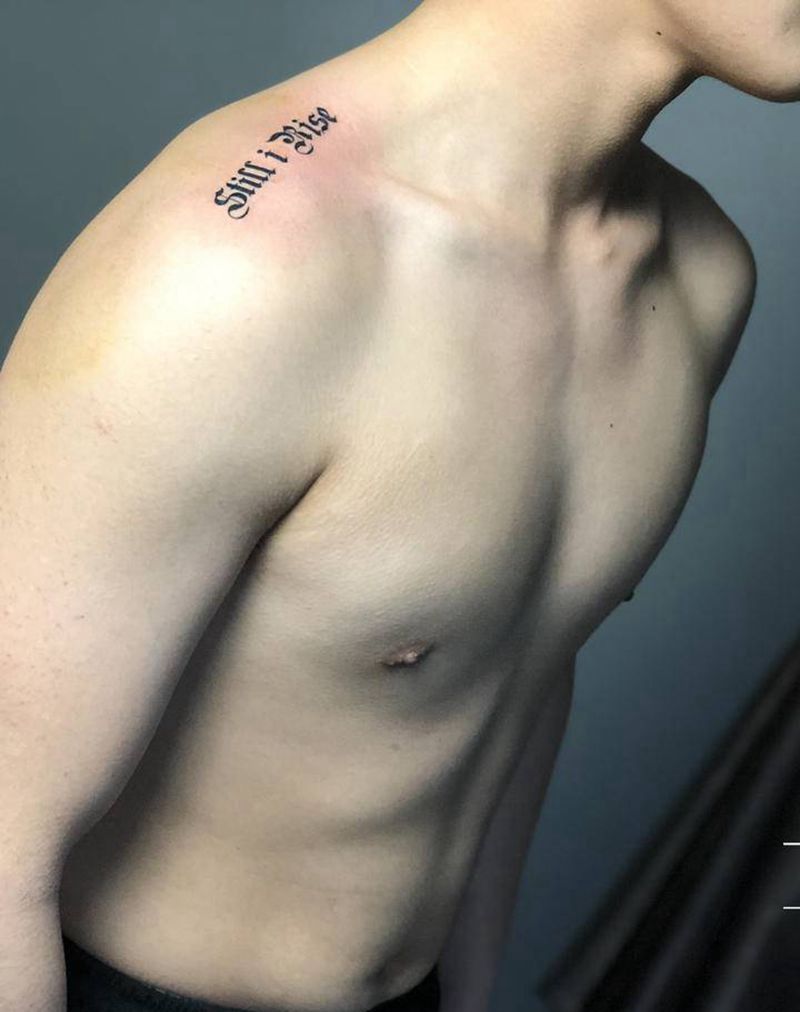 Still I Rise纹身图片_肩部花体字纹身图案