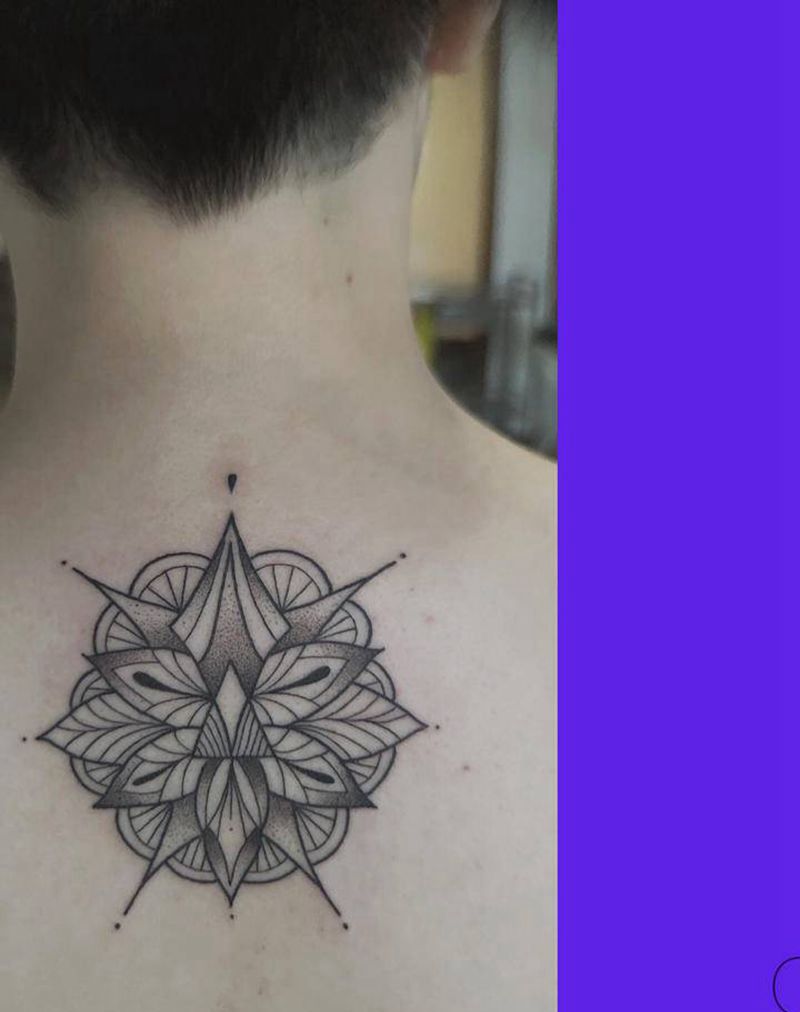 曼陀罗纹身图片_背部几何纹身图案