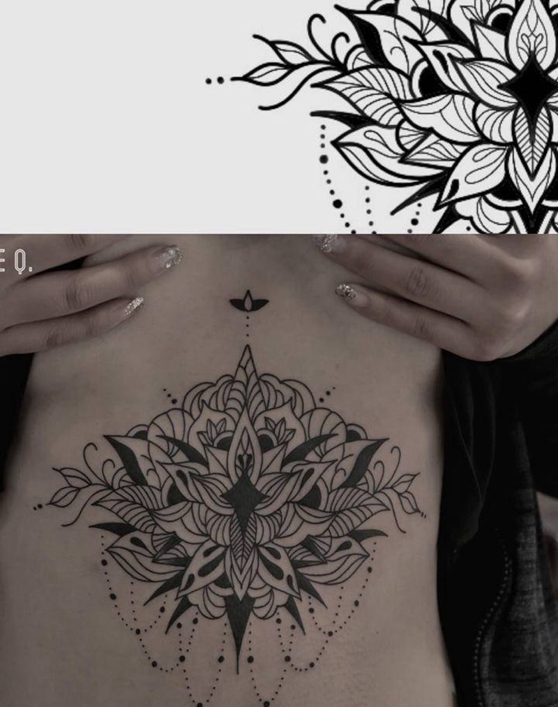 胸下几何花纹身图片_胸部几何纹身图案