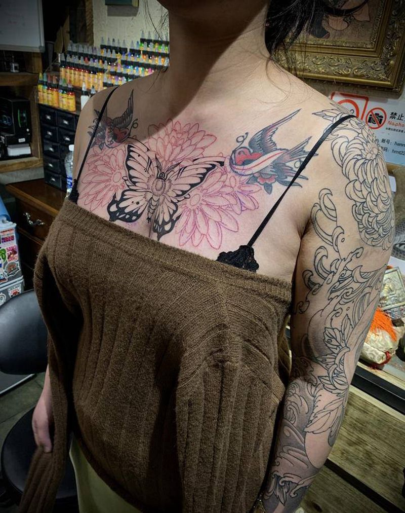 飞蛾纹身图片_胸部New School纹身图案