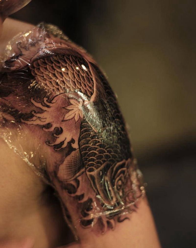 传统鲤鱼遮盖大臂纹身纹身图片_手臂老传统纹身图案