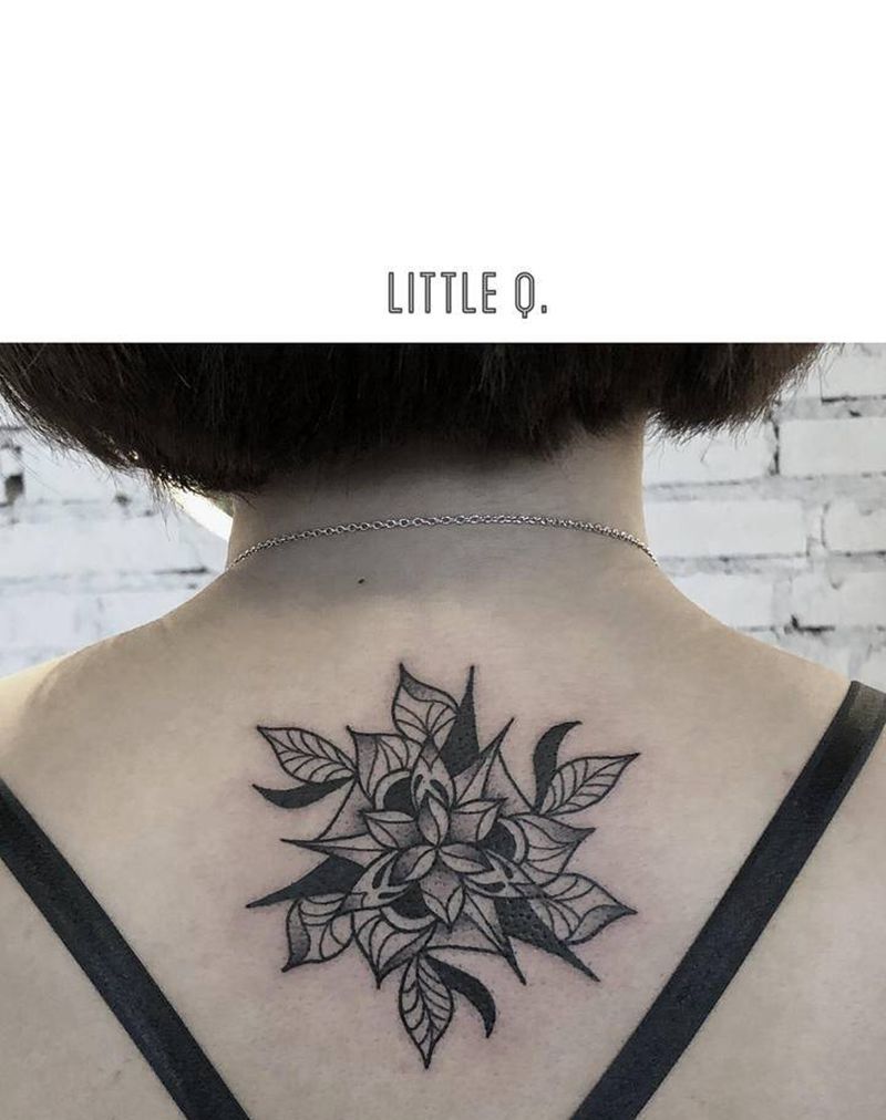 曼陀罗纹身图片_背部点刺几何纹身图案