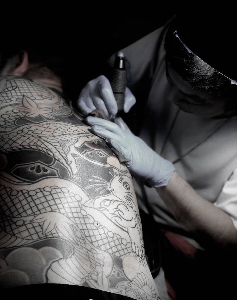 日式蛇盘兔纹身图片_背部老传统纹身图案