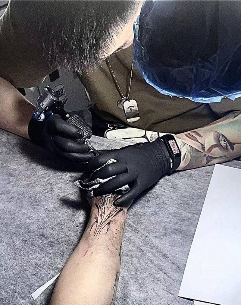 花体字工作纹身图片_手部花体字纹身图案