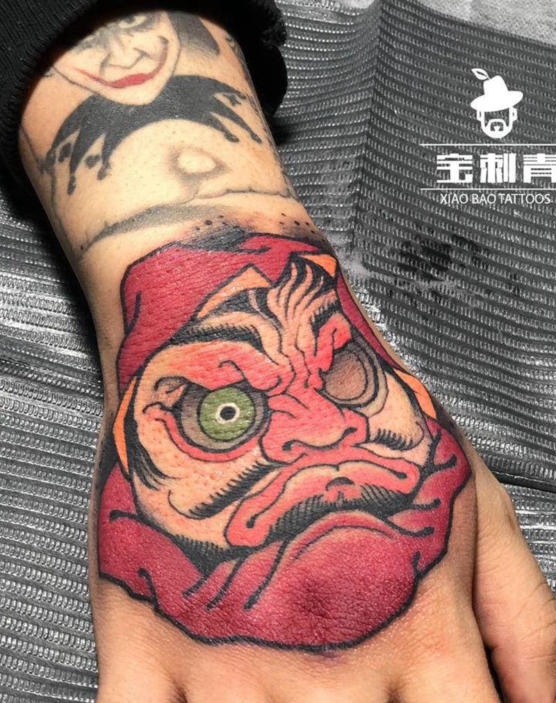 日式达摩纹身图片_手部老传统纹身图案