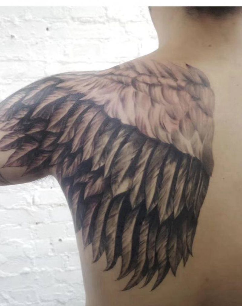 后背翅膀纹身图片_背部欧美写实纹身图案