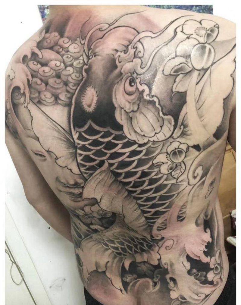 满背鱼纹身图片_背部新传统纹身图案