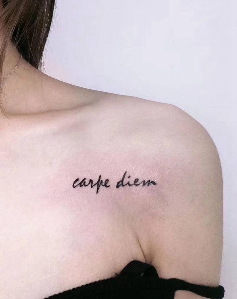 字母纹身图片_胸部纹身图案