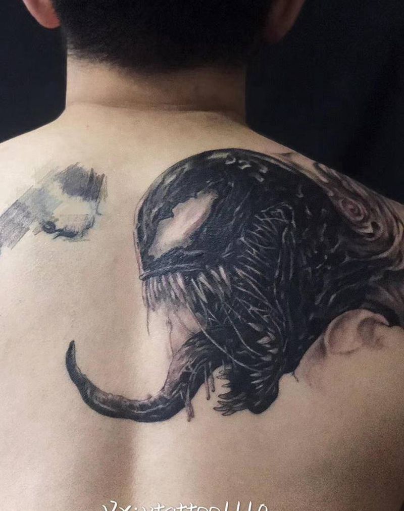 毒液哼嗯纹身图片_背部欧美写实纹身图案