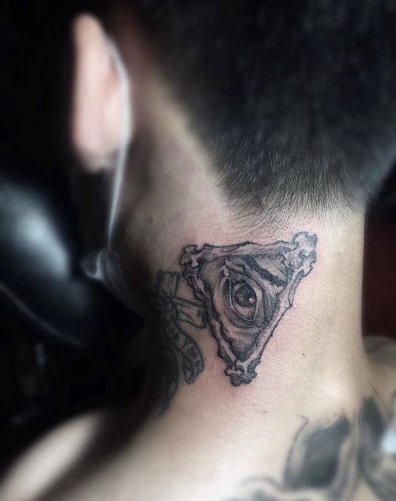 上帝之眼纹身图片_颈部欧美写实纹身图案