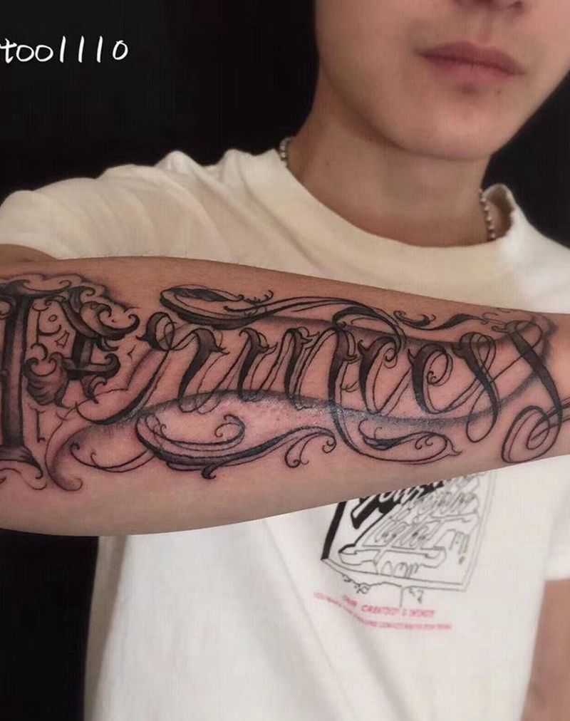 花体字纹身图片_手臂花体字纹身图案