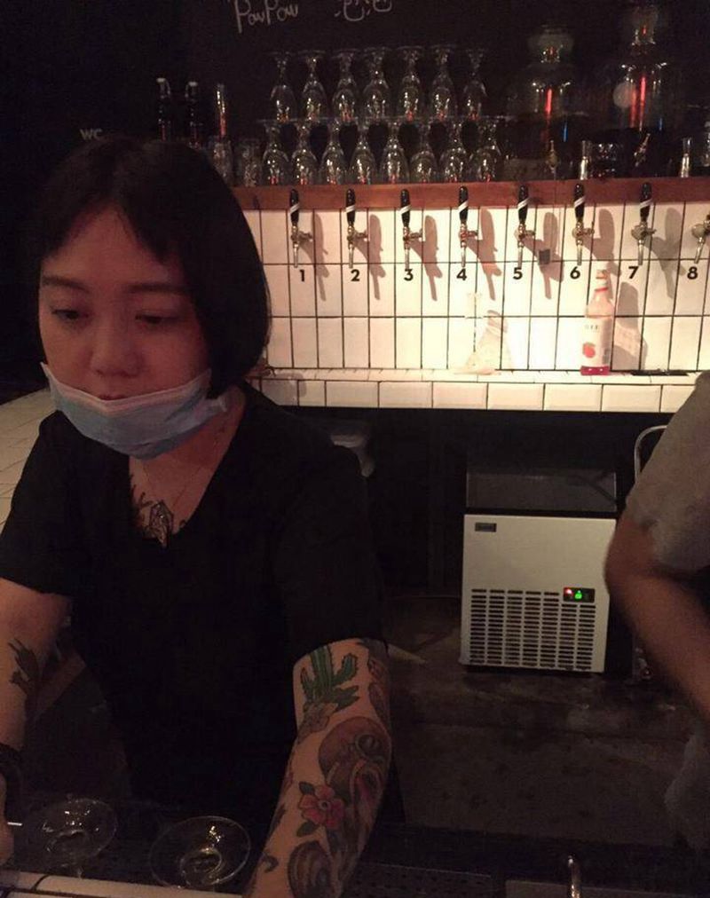 帅气的花臂服务员纹身图片