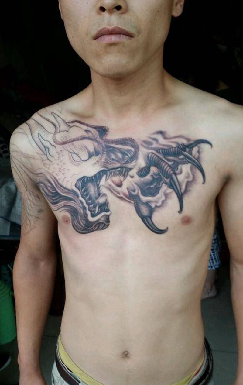 过肩龙纹身图片_肩部背部手臂纹身图案