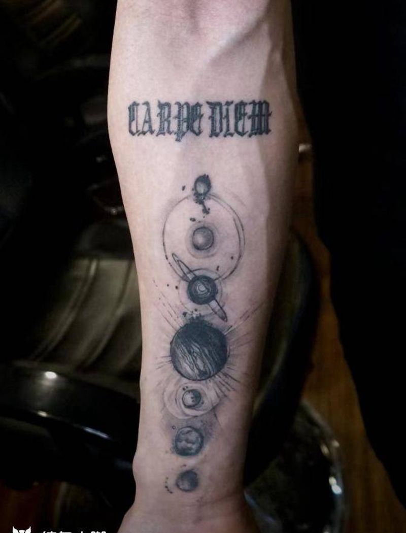 星球，哥特英文纹身图片_手臂点刺纹身图案