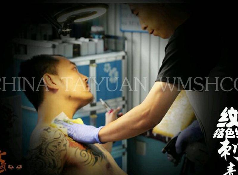 半甲、福狮！纹身图片_胸部背部欧美传统动物纹身图案