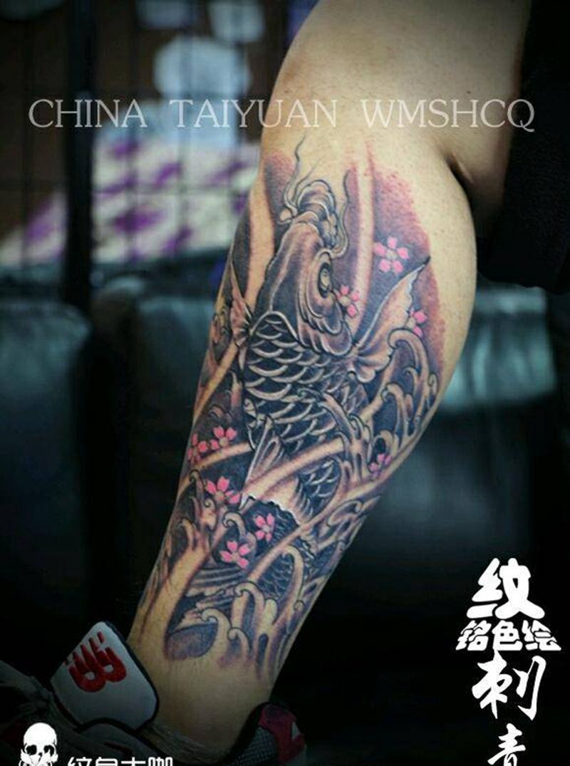 小腿鲤鱼纹身图片