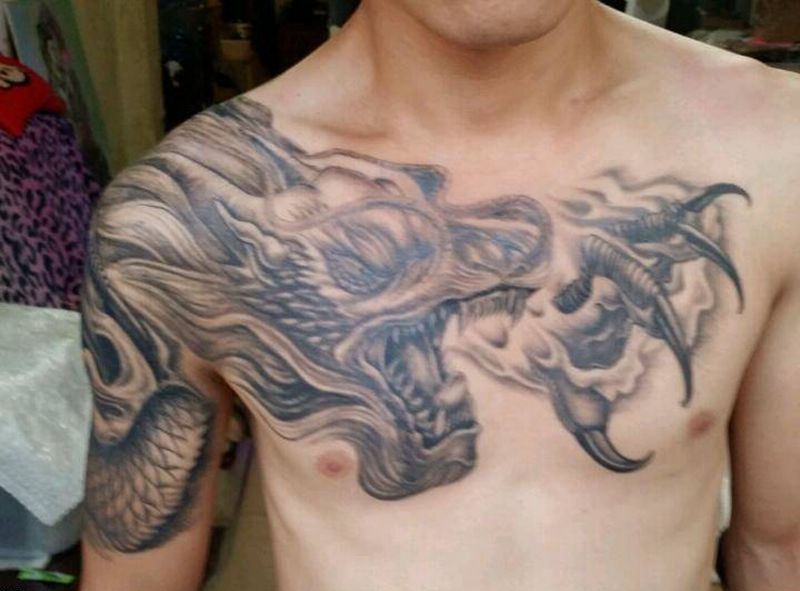 过肩龙纹身图片_肩部背部手臂手部传统习俗纹身图案