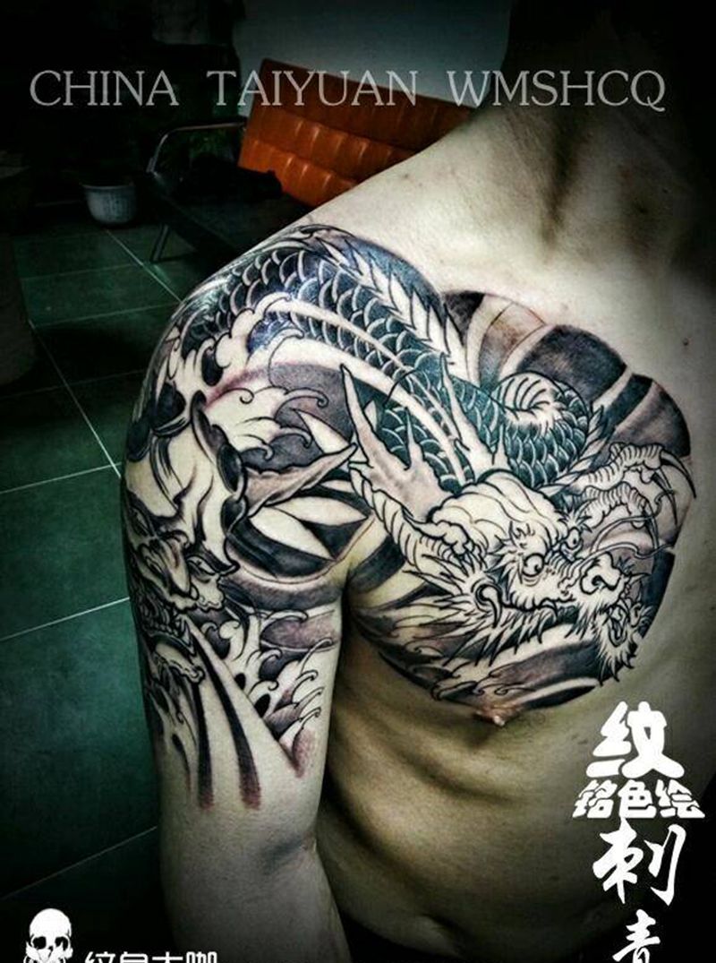 半甲过肩龙纹身图片