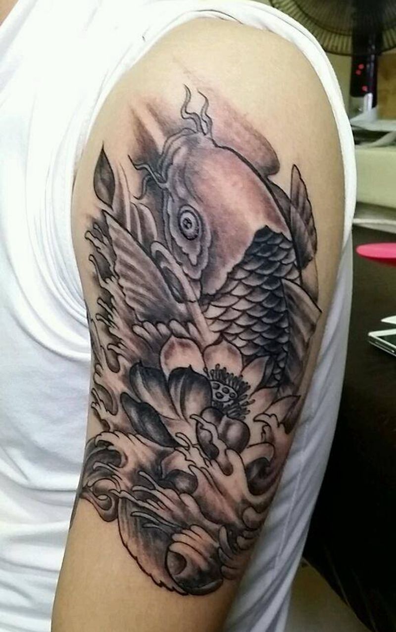 招财鱼纹身图片_肩部胸部背部手臂腿部动物植物成品纹身图案