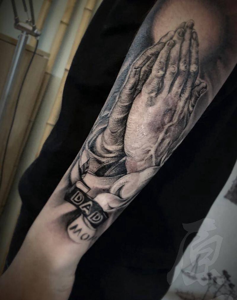 祈祷的手纹身图片_手臂欧美写实New School纹身图案