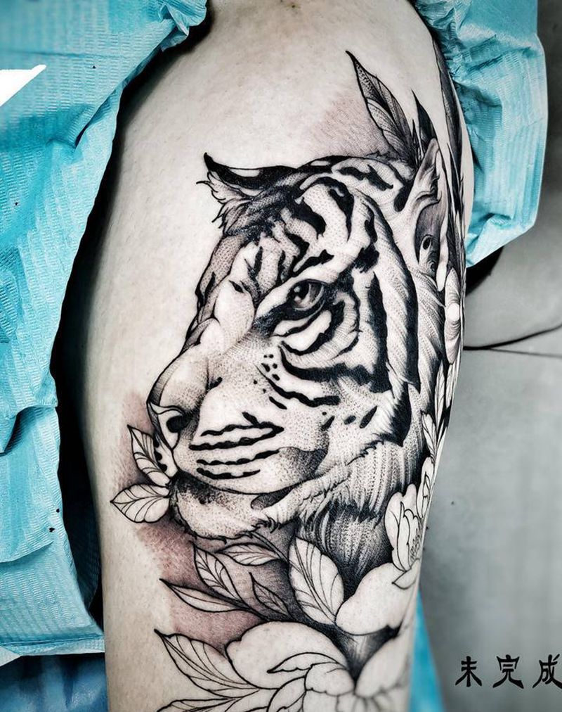 美女与野兽纹身图片_腿部手臂点刺新传统老虎创意素花儿纹身图案