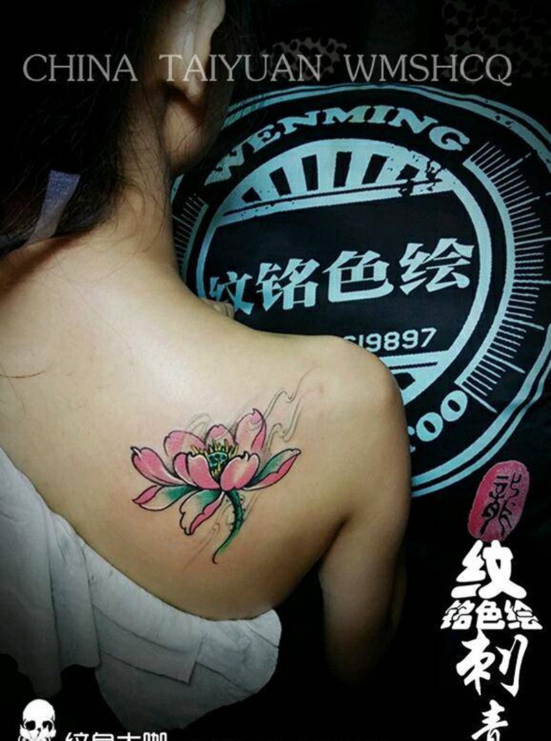 荷花一枚纹身图片