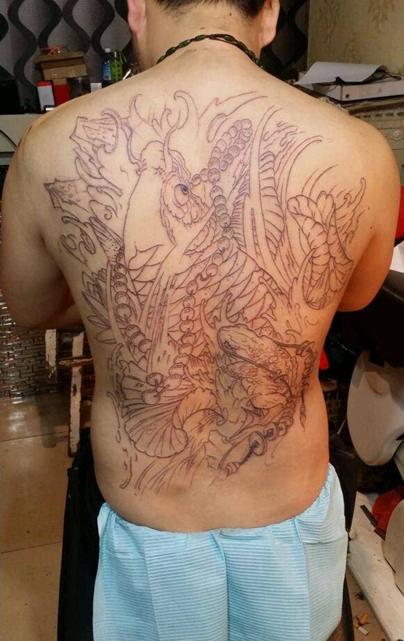 金蟾戏鲤纹身图片_背部传统习俗国画动物纹身图案