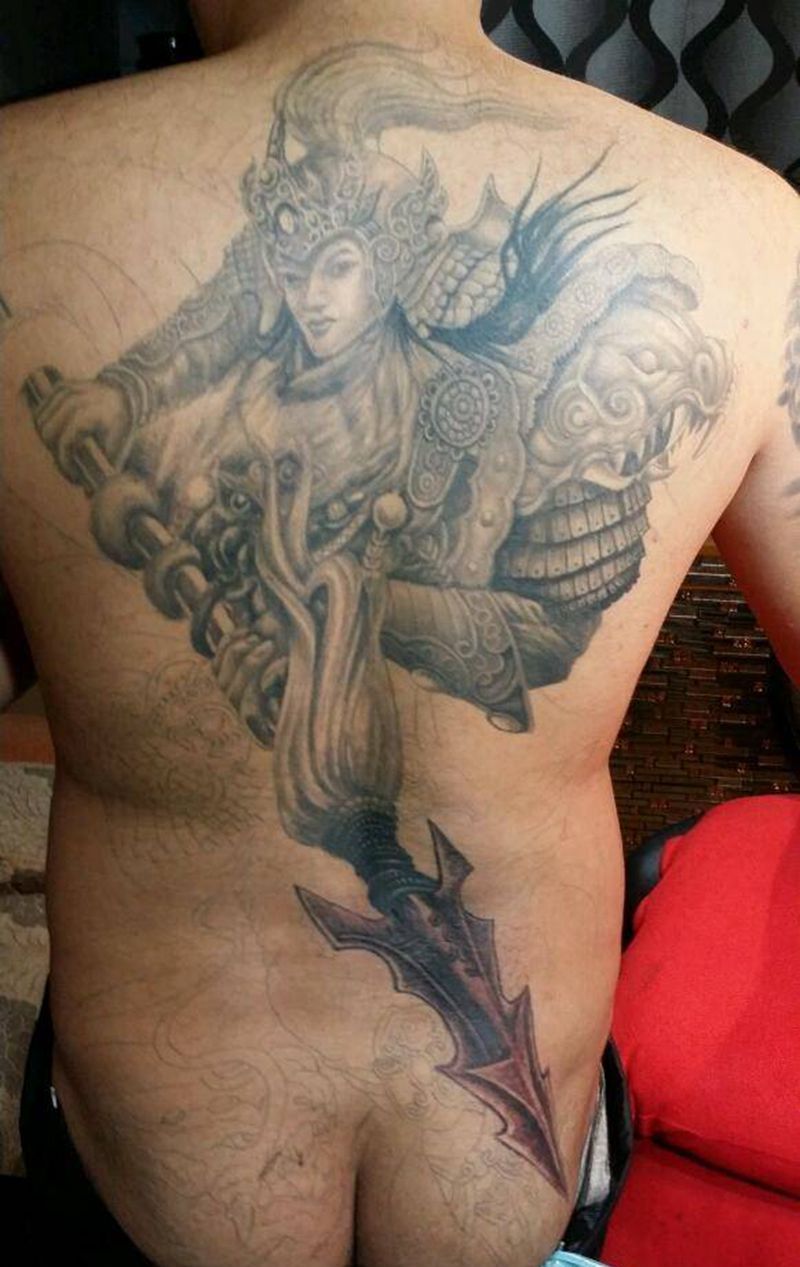 赵云纹身图片_背部臀部肖像人物纹身图案