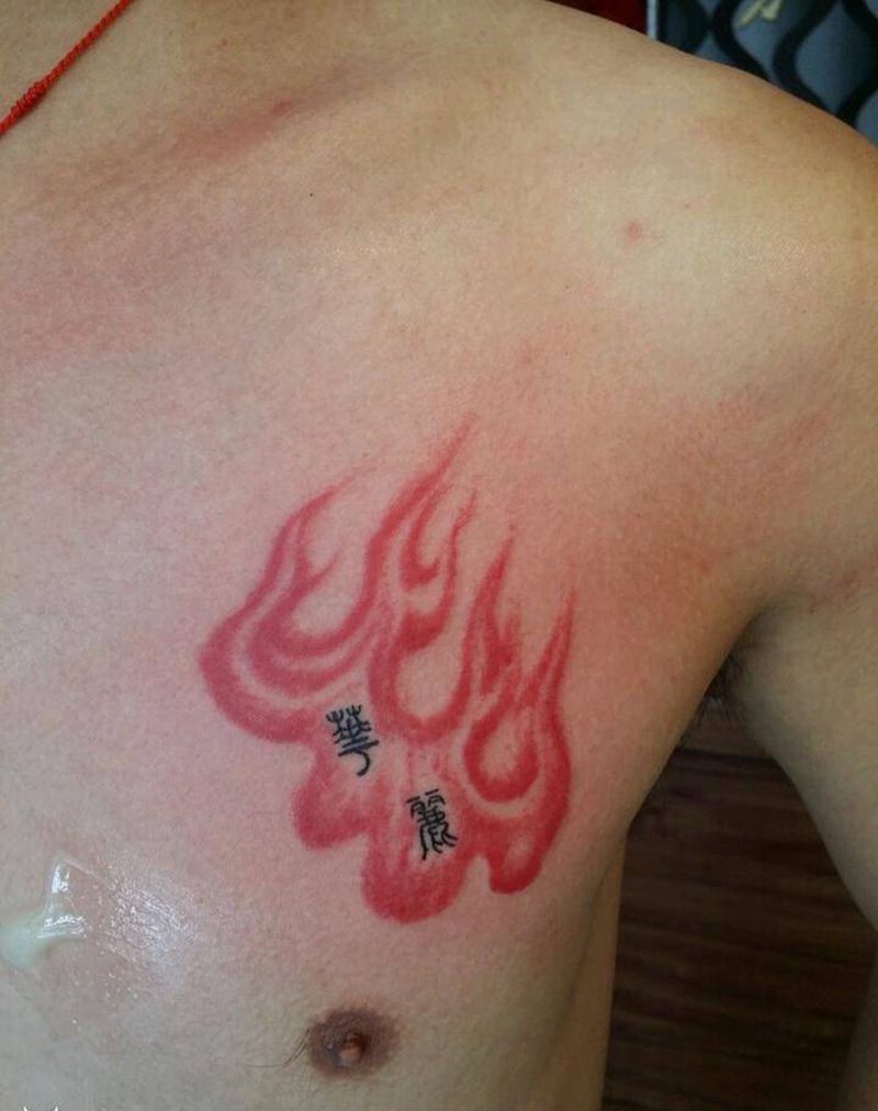 火在烧纹身图片_胸部传统成品纹身图案