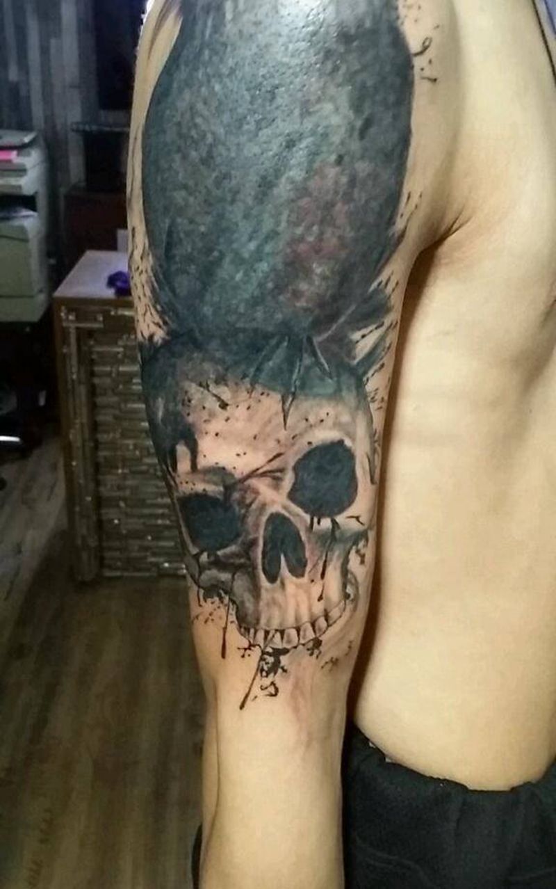 水墨骷髅乌鸦纹身图片_手臂传统动物人物成品纹身图案