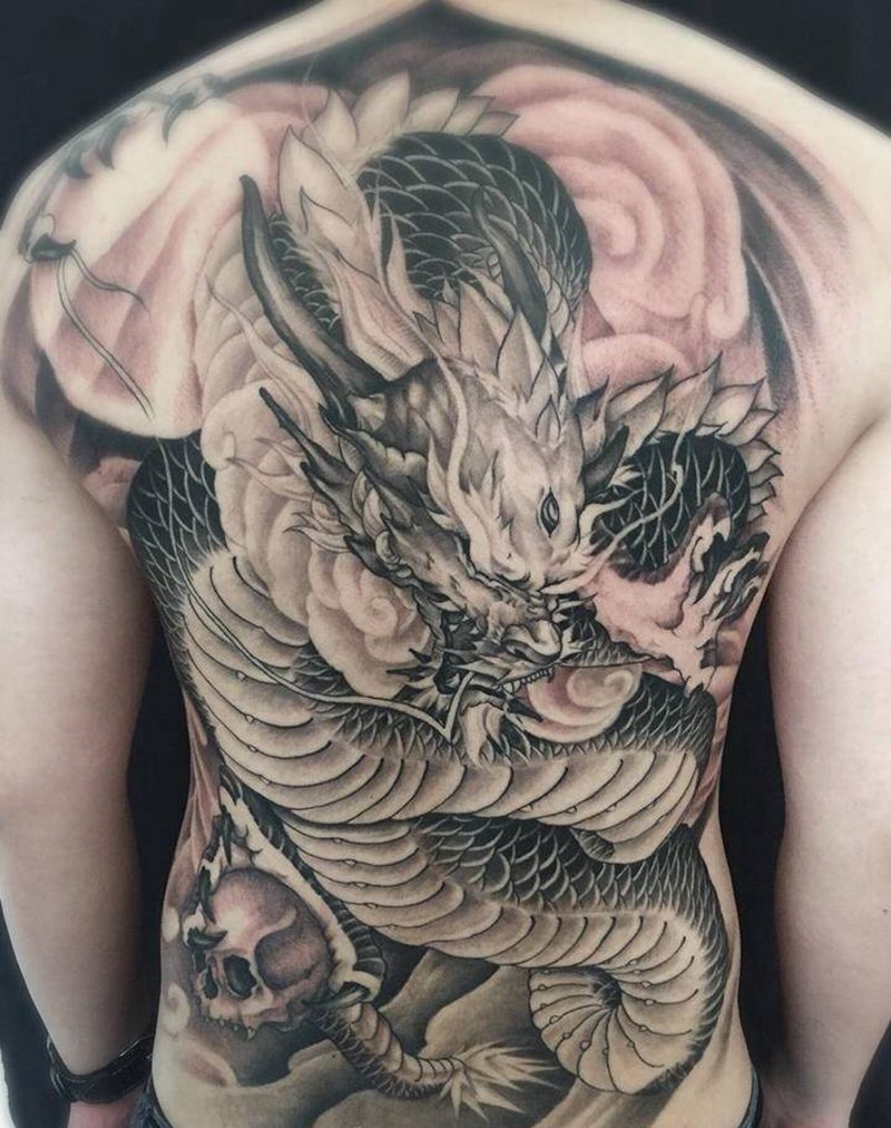 满背龙纹身图片