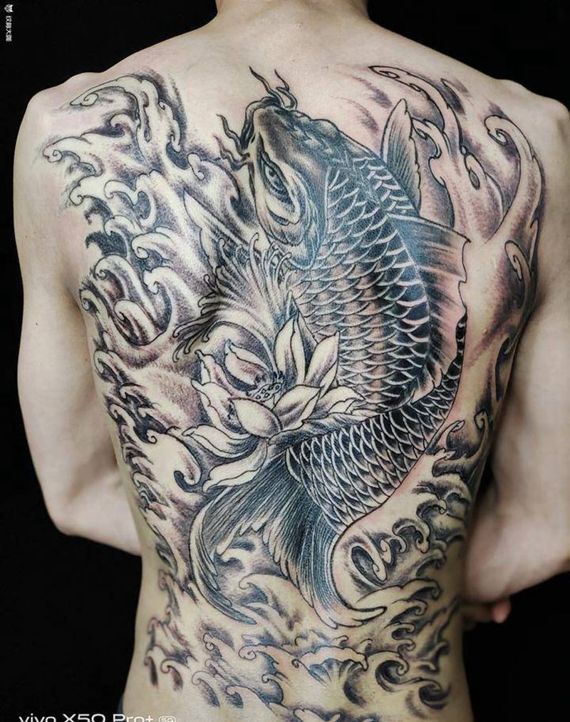 招财鱼纹身图片_背部老传统纹身图案