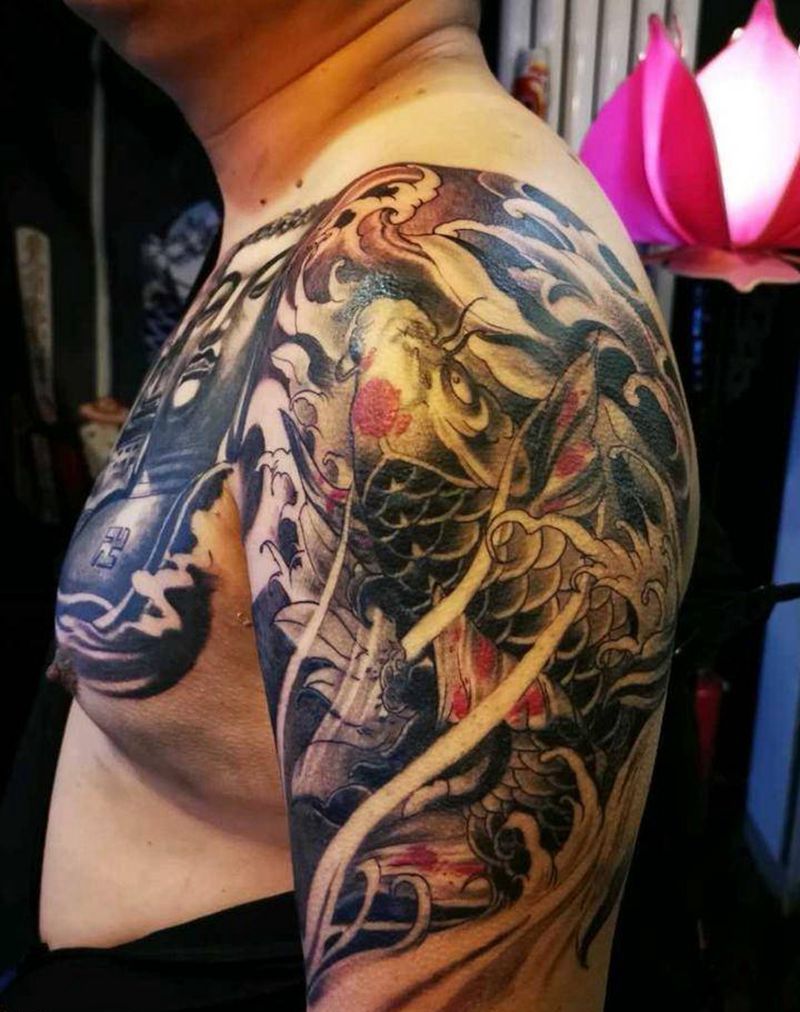 鲤鱼纹身图片_手臂新传统纹身图案