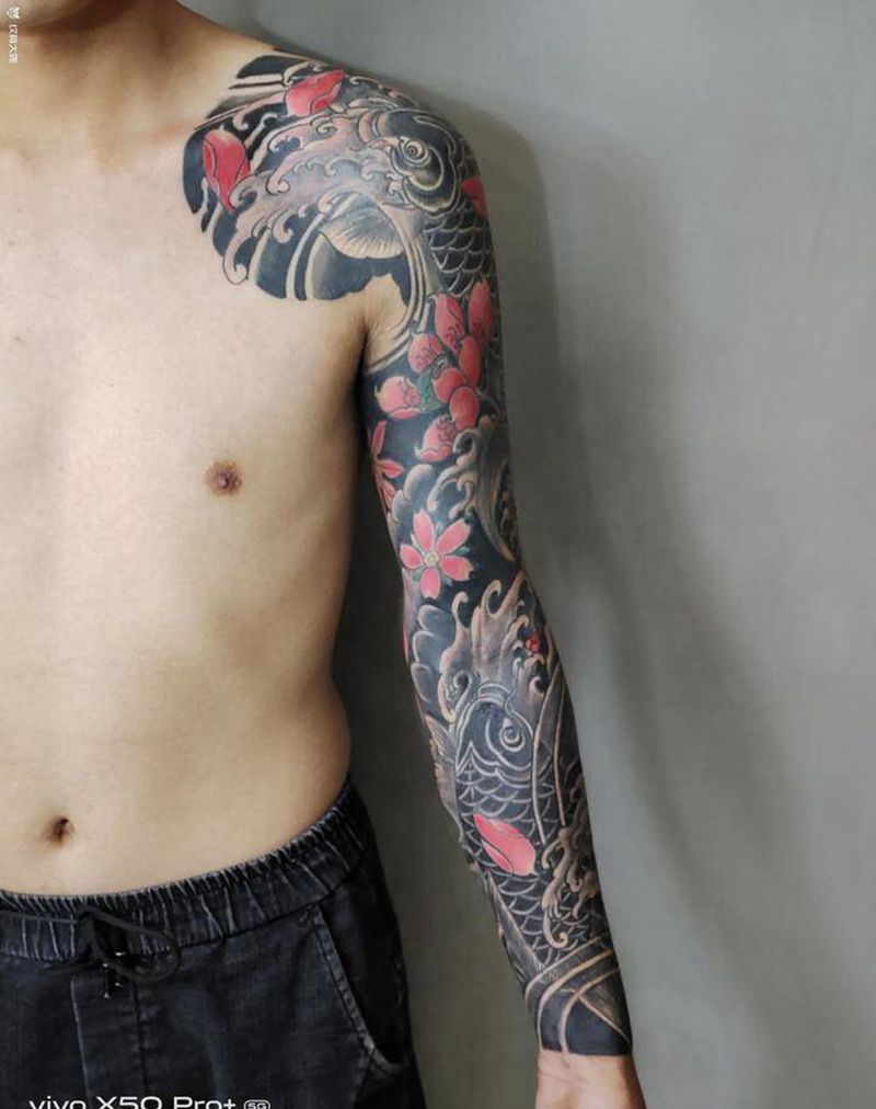 日式老传统花臂招财鱼纹身图片_手臂老传统纹身图案