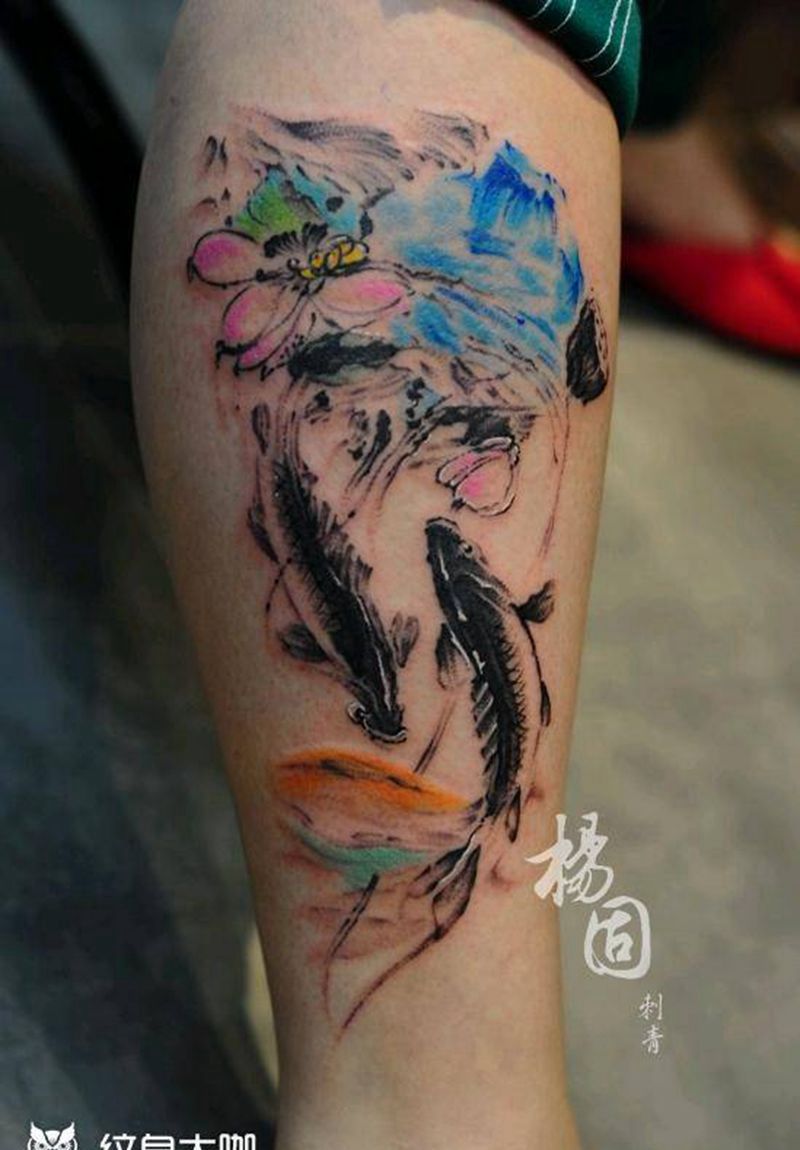 双鱼闹莲纹身图片_腿部新传统水彩水墨纹身双鱼纹身水彩鱼纹身图案