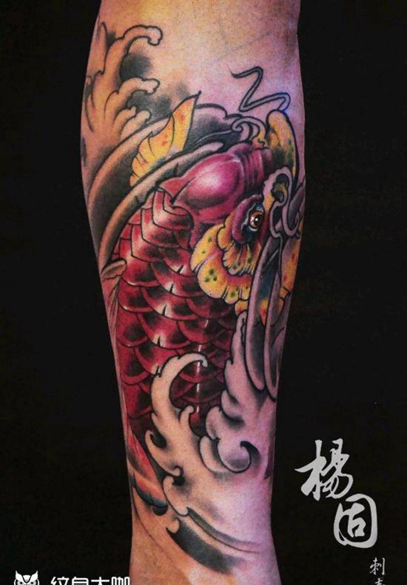 鲤鱼纹身图片_脚部腿部新传统鱼纹身图案