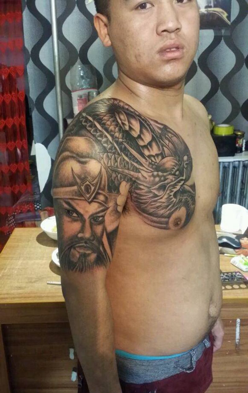 关公盘龙半甲纹身图片_肩部胸部传统习俗肖像动物人物成品纹身图案