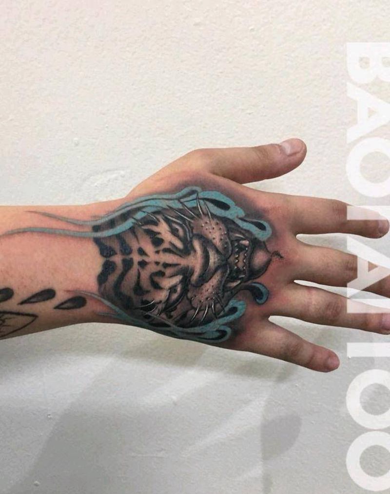 手背老虎纹身图片