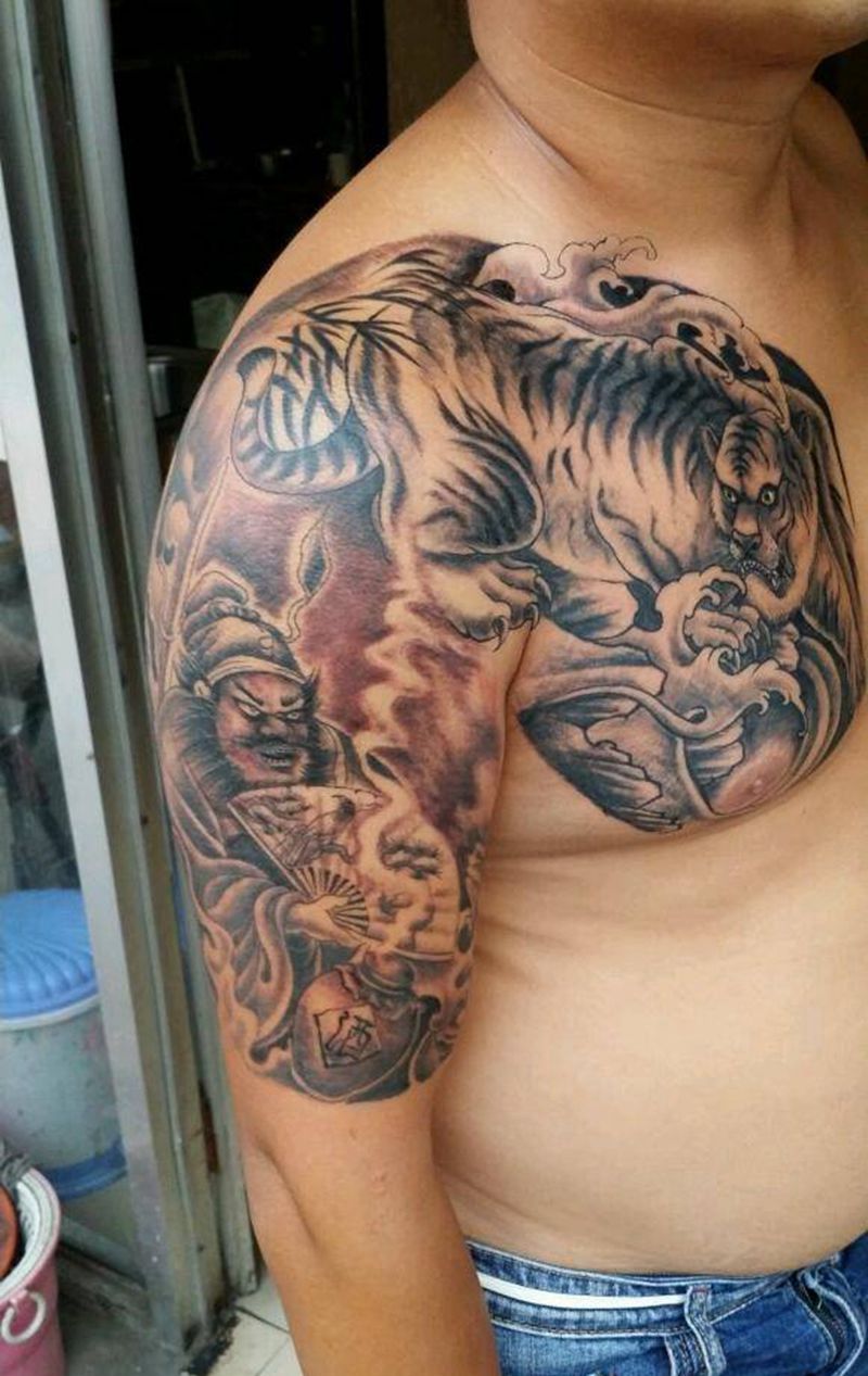 钟馗捉大虫纹身图片_肩部胸部动物人物鬼神成品纹身图案