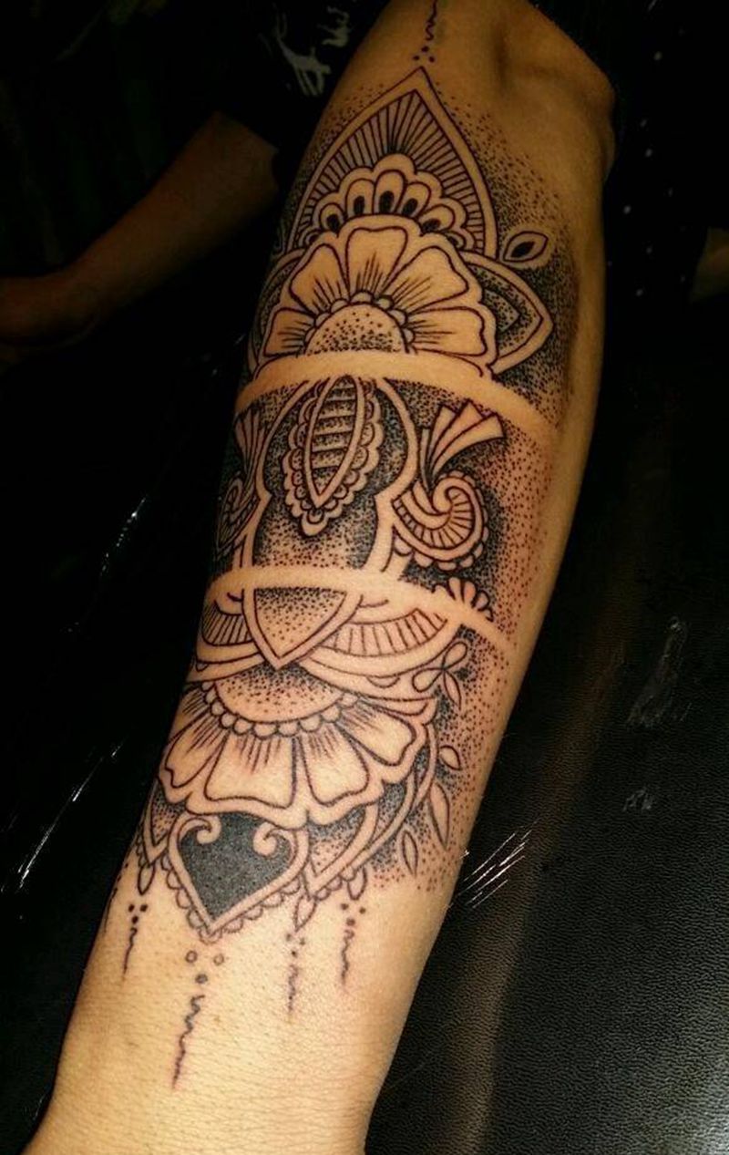 曼陀罗纹身图片_手臂传统几何植物宗教成品纹身图案