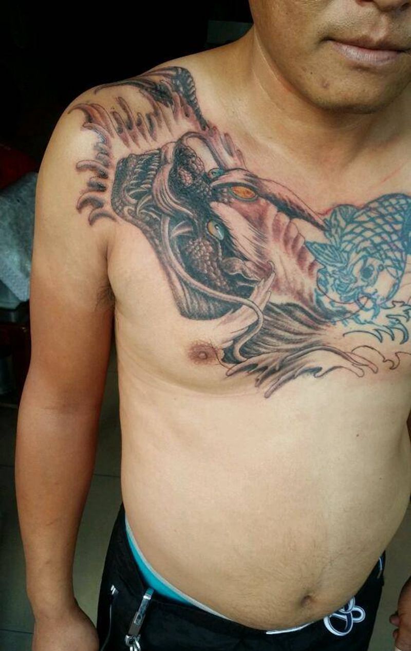 遮盖纹身纹身图片_胸部传统动物鬼神纹身图案