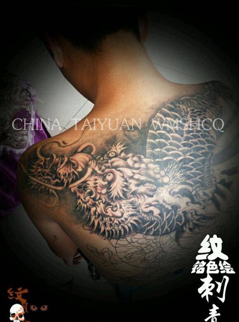 龙遮盖钟馗纹身图片_背部纹身图案